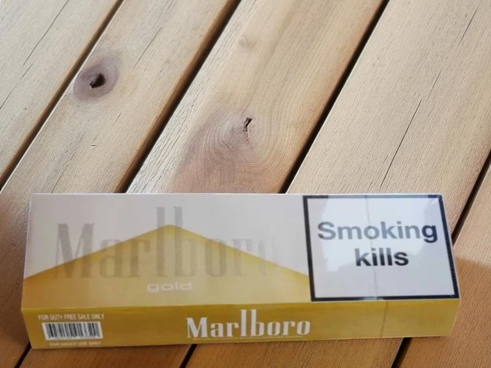 บุหรี่ Marlboro Gold Normal (ซองแข็ง)