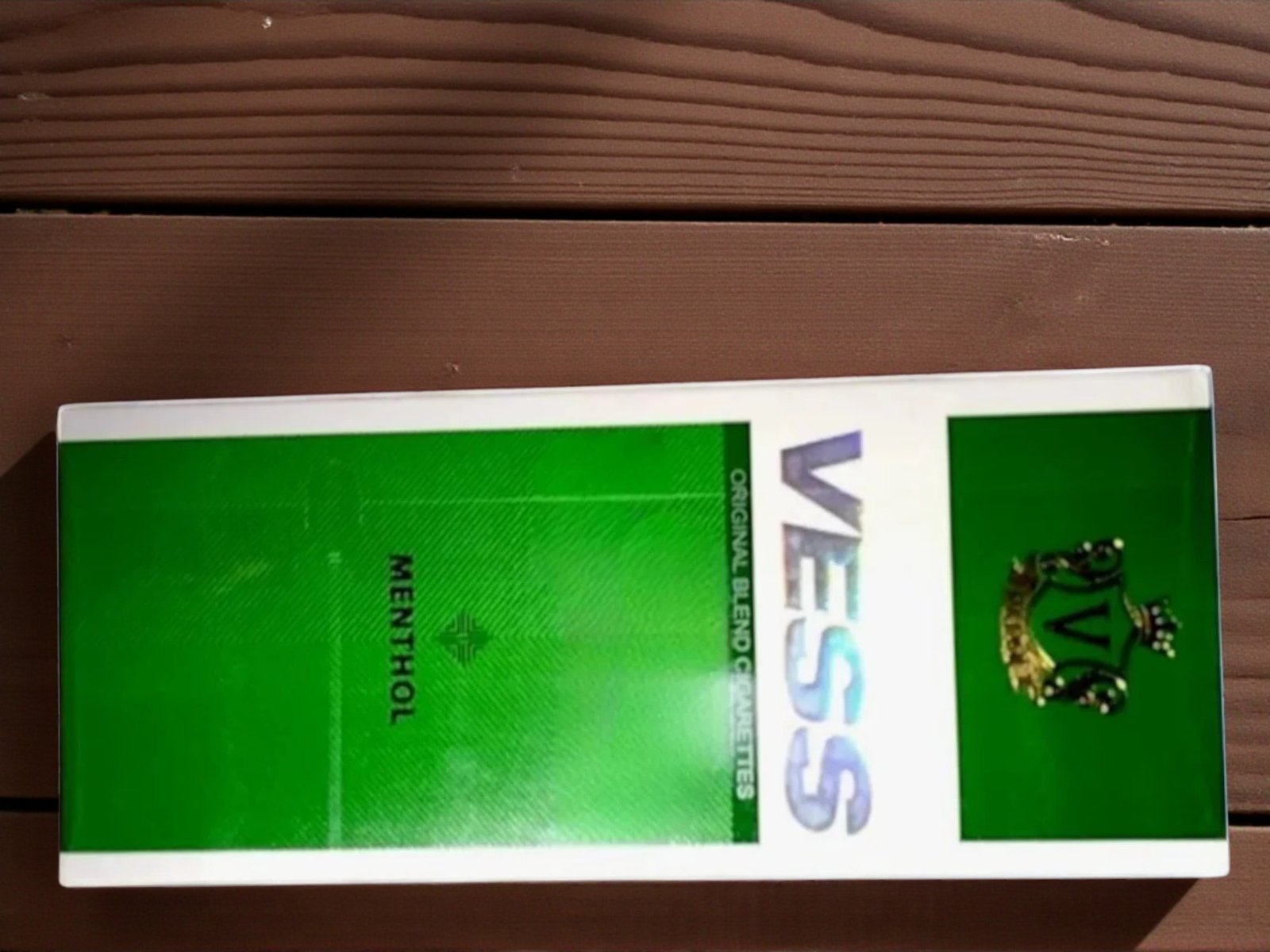 บุหรี่ Vess Menthol White (ซองแข็ง)