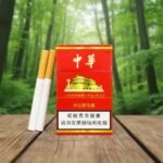 ซองบุหรี่ Chunghwa สีแดงทองสัญลักษณ์ประตูเทียนอันเหมิน วางบนโต๊ะไม้ฉากหลังเป็นป่าธรรมชาติ