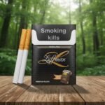 ซองบุหรี่ Luffman Premium Blend สีดำลายเคฟล่า และมวนบุหรี่ก้นกรองสีส้ม วางบนโต๊ะไม้ในสวน