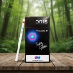 ซองบุหรี่ Oris Pulse Strawberry Fusion สีดำดีไซน์ล้ำสมัยพร้อมมวนซุปเปอร์สลิมบนโต๊ะไม้ฉากหลังป่าเขียว