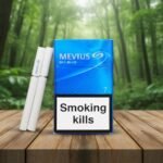 ซองบุหรี่ Mevius Sky Blue สีน้ำเงินเงางามวางบนโต๊ะไม้ในบรรยากาศสวนป่าธรรมชาติ