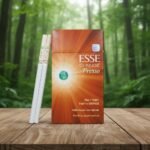 ซองบุหรี่ ESSE Change Presso สีน้ำตาลส้มลายรัศมี วางคู่กับมวนบุหรี่มวนเล็กแบบ Superslims บนโต๊ะไม้ฉากหลังป่า