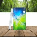 บุหรี่ ESSE Change Double Lime กล่องสีเขียวฟ้า พร้อมมวนบุหรี่สลิม บนโต๊ะไม้บรรยากาศป่า