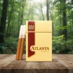 ซองบุหรี่ Atlanta Vanilla วางบนโต๊ะไม้ในบรรยากาศป่าธรรมชาติ กลิ่นวานิลลาหอมละมุน