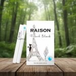 ซองบุหรี่ Raison French Black ดีไซน์รูปหอไอเฟล วางบนโต๊ะไม้ท่ามกลางธรรมชาติป่าไม้เขียวขจี