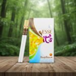 บุหรี่ ESSE Deep Brown ซองสีขาวลายกราฟิกหลากสี กลิ่นช็อกโกแลตผสมส้มและกาแฟ วางบนโต๊ะไม้ฉากหลังป่า