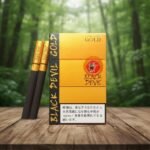บุหรี่ Black Devil Gold ซองสีทองหรูหราพร้อมมวนบุหรี่สีดำก้นกรองทอง วางบนโต๊ะไม้ฉากหลังป่าไม้ธรรมชาติ