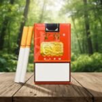 บุหรี่ Yunyan Softpack ซองอ่อนสีแดงหรูหรา วางคู่กับมวนบุหรี่บนโต๊ะไม้ฉากหลังป่าไม้ธรรมชาติ