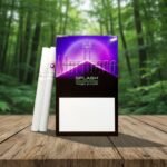 ซองบุหรี่ Marlboro Splash Mega Purple และมวนบุหรี่ วางบนโต๊ะไม้ในบรรยากาศป่าเขียวขจี