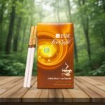 ซองบุหรี่ ESSE Ice Cafe แบบซูเปอร์สลิมและมวนบุหรี่ วางบนโต๊ะไม้ท่ามกลางบรรยากาศป่าสีเขียว