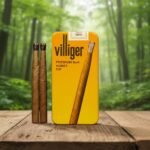 กล่องซิการ์ Villiger Premium No.6 Honey Tip สีเหลืองทอง พร้อมมวนซิการ์หุ้มใบยาสูบธรรมชาติ วางบนโต๊ะไม้