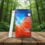 บุหรี่ ESSE Change Double Applemango ซองสีส้มฟ้าสดใส พร้อมมวนบุหรี่แบบสลิม 2 เม็ดบีบ วางบนโต๊ะไม้ฉากหลังป่า