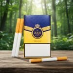 บุหรี่ 555 State Express Original ซองสีน้ำเงินตัดเหลืองทอง พร้อมมวนบุหรี่วางบนโต๊ะไม้ฉากหลังป่า