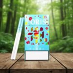 บุหรี่ Oris Chao Society Blue ซองสีฟ้าลายกราฟิกตัวอักษรจีนสีสันสดใส พร้อมมวนบุหรี่วางบนโต๊ะไม้ฉากหลังป่า