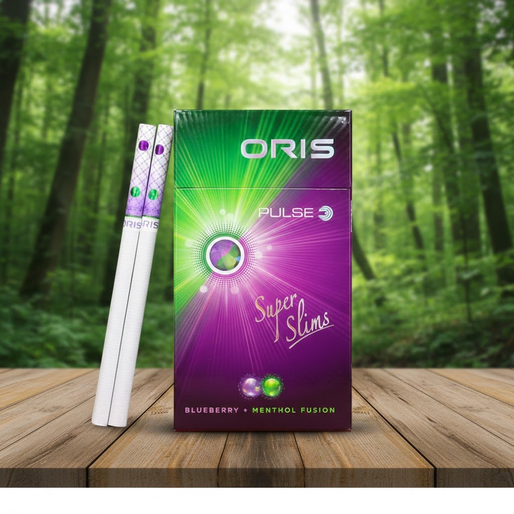 บุหรี่ Oris Pulse Blueberry Menthol ซองสีม่วงเขียวเรืองแสง พร้อมมวนบุหรี่แบบซูเปอร์สลิม 2 เม็ดบีบ วางบนโต๊ะไม้ฉากหลังป่า