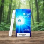 บุหรี่ ESSE Change 4mg ซองสีน้ำเงินดีไซน์กราฟิกแสงรัศมี พร้อมมวนบุหรี่ซุปเปอร์สลิมวางบนโต๊ะไม้ฉากหลังป่า