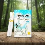 ซองบุหรี่ Raison French Yogo วางบนโต๊ะไม้ในบรรยากาศป่าธรรมชาติ แสดงดีไซน์รูปหอไอเฟลและแมวดำ