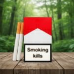 ซองบุหรี่ Marlboro Red สีแดงขาวสุดคลาสสิก วางบนโต๊ะไม้ในบรรยากาศป่าธรรมชาติพร้อมมวนบุหรี่ก้นกรองสีส้ม