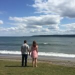 ซองบุหรี่ Oris Grape สีม่วงสดใส วางบนโต๊ะไม้รุสติกท่ามกลางบรรยากาศป่าไม้ที่เป็นธรรมชาติ