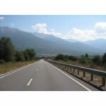 บุหรี่ Marlboro Vista Blossom ซองสีชมพูม่วงดีไซน์ทันสมัย พร้อมมวนบุหรี่ วางบนโต๊ะไม้ฉากหลังป่า