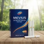 บุหรี่ Mevius Option Fizzy dew No.5 ซองสีน้ำเงินลายคลื่นสายฟ้า พร้อมรูปเมล่อนและมวนบุหรี่ วางบนโต๊ะไม้ฉากหลังป่า