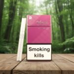 ซองบุหรี่ Davidoff Magenta Super Slims วางบนโต๊ะไม้ในบรรยากาศป่าธรรมชาติ แสดงดีไซน์ซองสีชมพูหรูหราพร้อมมวนขนาดซุปเปอร์สลิม