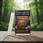 บุหรี่ Mevius Kiwami ซองสีดำดีไซน์พรีเมียม พร้อมมวนบุหรี่สีขาวสะอาดตา วางบนโต๊ะไม้ฉากหลังป่าธรรมชาติ