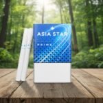 บุหรี่ Asia Star Prime ซองสีน้ำเงินลายดวงดาวและทางช้างเผือก มวนสลิมสีขาวก้นกรองลายดาวสีฟ้า วางบนโต๊ะไม้ฉากหลังป่าธรรมชาติ