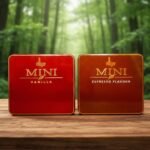 ตลับโลหะซิการ์ Villiger Mini กลิ่น Vanilla และ Espresso วางคู่กันบนพื้นไม้ในบรรยากาศป่า