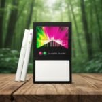 ซองบุหรี่ Marlboro Purple Burst สีดำ กราฟิกสีม่วงสดใส พร้อมมวนบุหรี่ วางบนโต๊ะไม้ท่ามกลางป่า