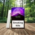 บุหรี่ Marlboro Splash Mega Purple ซองสีม่วงและมวนบุหรี่ วางบนโต๊ะไม้ในสวนป่า