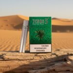 ซองบุหรี่ Texas 5 Green Menthol วางบนขอนไม้ท่ามกลางทะเลทราย สีเขียวพรีเมียม รสเย็นเมนทอล