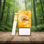 ซองบุหรี่ Mars Brandy สีส้มทองลายถังไม้โอ๊ค วางคู่กับมวนบุหรี่บนโต๊ะไม้ในบรรยากาศป่าธรรมชาติ