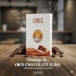 ซองบุหรี่ Oris Chocolate Slims วางบนโต๊ะไม้พร้อมเมล็ดกาแฟและช็อกโกแลต ตกแต่งสไตล์คาเฟ่สำหรับวัยทำงาน