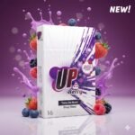 ซองบุหรี่ Up Click Berry ตกแต่งด้วยผลเบอร์รี่สดและเอฟเฟกต์กระจายตัวของความเย็น สื่อถึงความสดชื่นสำหรับวัยทำงาน