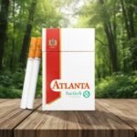 ซองบุหรี่ Atlanta Switch Menthol พร้อมมวนบุหรี่ วางบนโต๊ะไม้ในบรรยากาศป่าธรรมชาติ