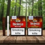 กล่องซิก้าร์ Toscanello สูตร Rosso Caffè และ Rosso Macchiato วางบนโต๊ะไม้ในสวนป่า